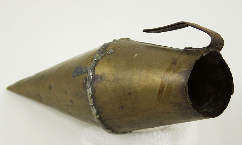 Coffin de faucheur en cuivre ; objet de forme tronconique qui sert à recevoir la pierre à aiguiser (la lame de la faux).