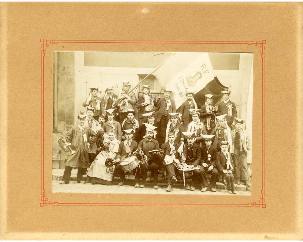 Photographie représentant un groupe de conscrits de Saint-Cyr-sur-Morin, à la fin du 19ème siècle