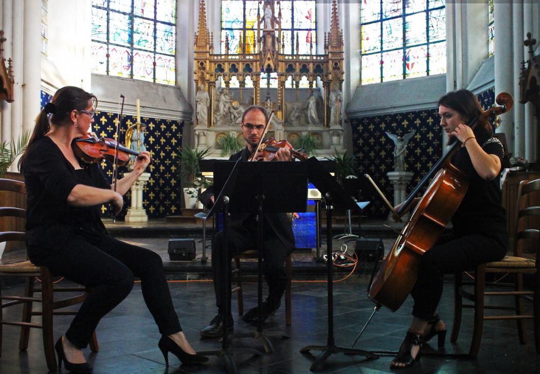 Le trio Isnino, jouant dans la nef d'une église