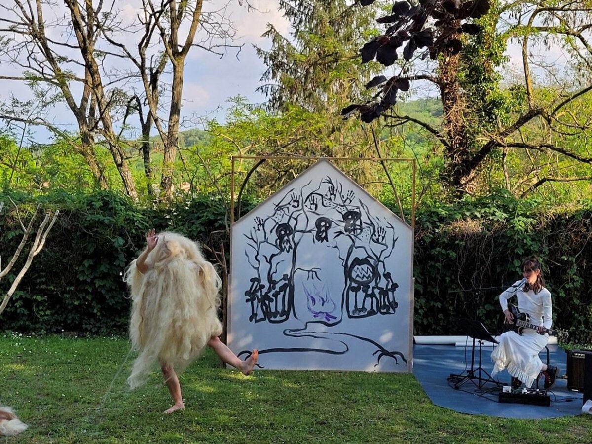 Photographie de la Compagnie Pauline, lors du spectacle Vassilissa, en plein air.
