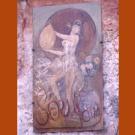 Enseigne peinte de l'Auberge de l'Œuf Dur : une danseuse vêtue d'une robe vaporeuse tient devant elle un grand œuf