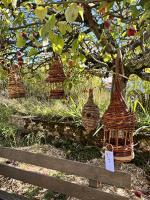 Mangeoires pour oiseaux en osier, accrochés dans le pommier dans le jardin du MDSM