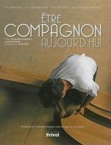 Couverture du livre "Être Compagnon aujourd'hui..." illustré d'un compagnon en train de réaliser un ouvrage en bois