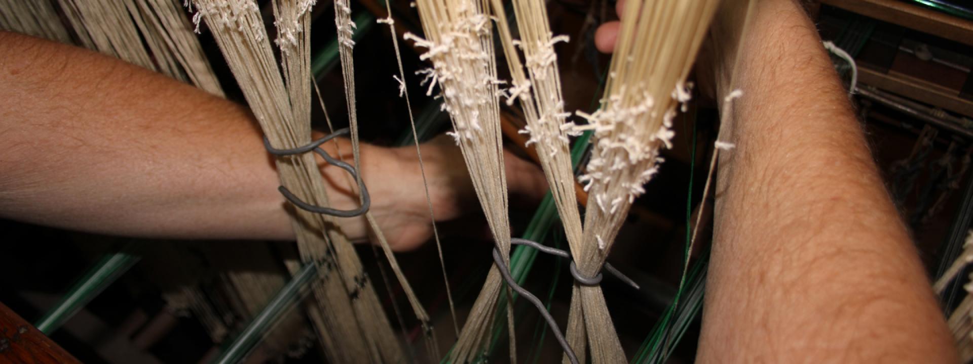 Opération de maintenance du métier à passementerie de type Jacquard. 