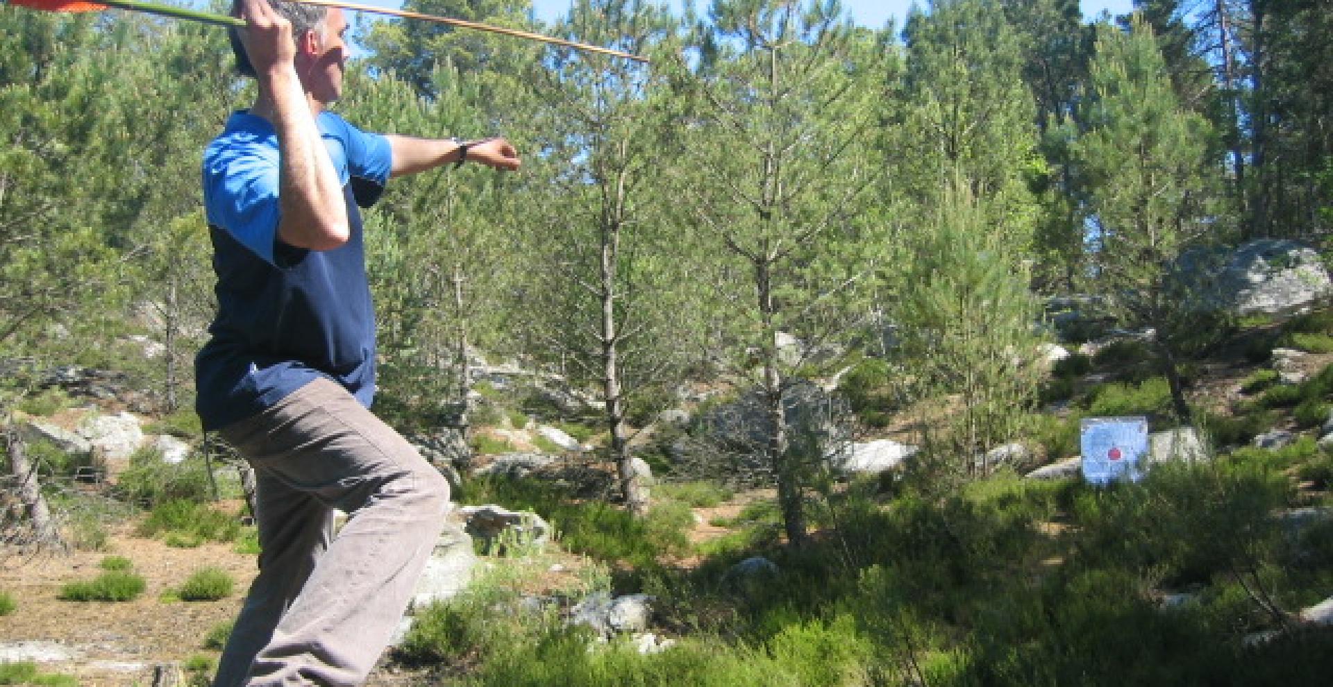 Jean-Luc Rieu, archéologue fait une démonstration de tir au propulseur en forêt de Fontainebleau