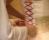 Habillage d’une mariée en 2005