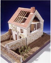 Maquette d'une maison d’ouvrier agricole, le pignon et le toit sont ouverts, permettant de voir l'intérieur de la maison