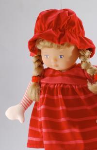 Poupée Corolle de la marque Mattel, vêtue d'une robe et d'un chapeau rouges