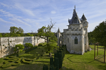 Vue sur le donjon de Vez et son parc.