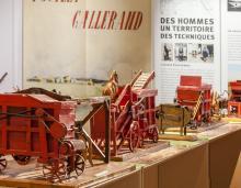 Photographie couleur des maquettes réalisées par Casimir Kraszewski, ouvrier agricole, qui a consacré sa retraite à réaliser des maquettes des engins agricoles qu'il avait utilisé au cours de sa carrière. Un ensemble de 50 maquettes a été donné au MDSM, suite au décès de M. Kraszewski et a fait l'objet d'une exposition temporaire en 2016, intitulée "Souvenirs mécaniques"