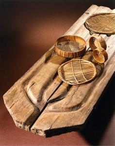 Table d'égouttage en bois, clayettes et moules à brie