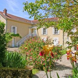 photographie couleur du jardin du Musée de la Seine-et-Marne au printemps.