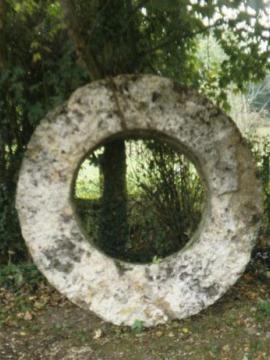 Photographie d'une couronne de meule à l'Hermitière, commune de Saint-Cyr-sur-Morin