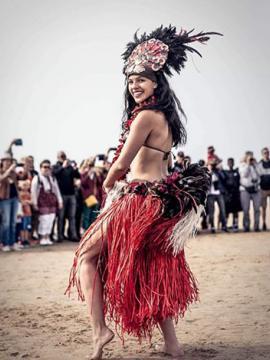 Vaïana Paula danse en costume traditionnel polynésien.