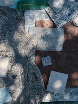 Montage de plaques de lino gravées par Marie Poirier dans des tons bleu, gris et brun.