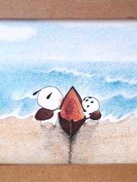 Dessin en couleurs dans un cadre : deux petits personnages avec un sac sur le dos s'apprêtent à monter dans une petite embarcation au bord de la mer.