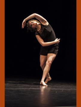 CPhotographie de Camille Desmarest en train de danser, elle porte un ensemble noir.