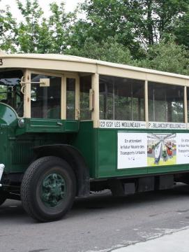 photographie d'un ancien autobus, vert et écru, de la ligne 123 qui desservait Issy-lès Moulineaux, le Pont de Boulogne Billancourt et la Porte d'Autueil