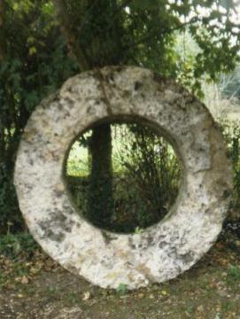 Photographie d'une couronne de meule à l'Hermitière, commune de Saint-Cyr-sur-Morin