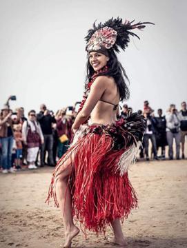 Vaïana Paula danse en costume traditionnel polynésien.