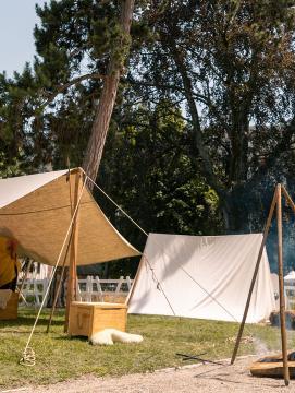 photographie couleur d'un campement installé par l'association Branno Teuta à l'arrière d'une abbaye.