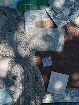 Montage de plaques de lino gravées par Marie Poirier dans des tons bleu, gris et brun.