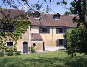 La maison de Pierre Mac Orlan vue depuis le jardin.