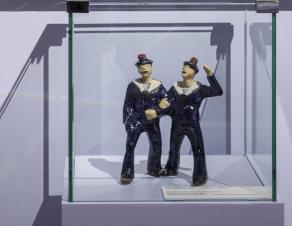 Figurines de marins en faïence, réalisées par Jim Sévellec et ayant appartenu à Pierre Mac Orlan.