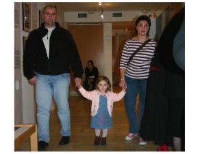 Un couple avec une petite fille, au MDSM, à l'occasion du vernissage de l'exposition "Mac Orlan... des mots... des photos" en 2005.