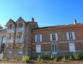 Le musée vu de l'avenue de La Ferté-sous-Jouarre par temps ensoleillé