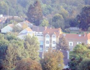 Le musée vu du coteau qui surplombe le village de Saint-Cyr-sur-Morin