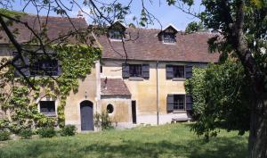 La maison de Pierre Mac Orlan vue depuis le jardin.