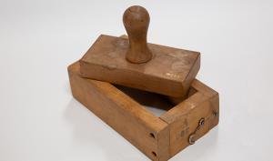 Moule et marque à beurre en bois, de forme rectangulaire, la marque est sculptée en creux à l'intérieur de la partie supérieure..