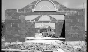 Photographie monochrome de Jürgen Nefzger, représentant la construction des zones pavillonnaires autour de Disneyland Paris entre 1997 et 2000.