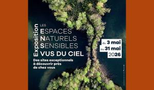 Affiche de l'exposition "Les Espaces Naturels Sensibles vus du Ciel". Photographie couleur du marais d'Épisy à Moret-Loing-et-Orvanne