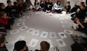 Atelier de dessin par Bertrand Flachot, pour un groupe scolaire, dans le cadre de l'exposition "La Part du Trait"