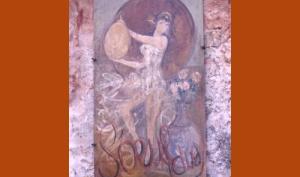 Enseigne peinte de l'Auberge de l'Œuf Dur : une danseuse vêtue d'une robe vaporeuse tient devant elle un grand œuf