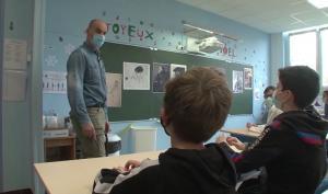 Benoît Bourdon en animation dans une classe de l'école élémentaire de Saint-Cyr-sur-Morin