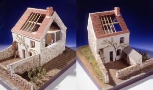 Deux photographies de la maquette de la "bricole" briarde. Les angles de prise de vue montrent les ouvertures aménagées dans le toit et le pignon qui permettent de voir l'intérieur de la maison.
