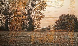 Élément d'un triptyque, photographie d'un paysage rural, un champ bordé d'arbres, avec à l'arrière plan un coucher de soleil. Photographie couleur, avec peinture a tempera dans une tonalité orangée