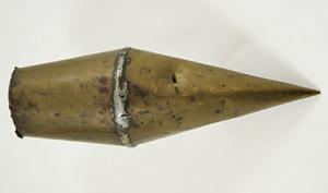 Coffin de faucheur en cuivre ; objet de forme tronconique qui sert à recevoir la pierre à aiguiser (la lame de la faux).