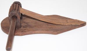 Crécelle en bois, instrument de musique datant du Moyen-Âge et produisant du son par raclement et par friction