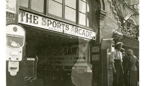 Vue de Londres, datée de 1934 : entrée de The Sports Arcade. Photographie rapportée de Londres par Pierre Mac Orlan à l'occasion d'un de ses reportages.