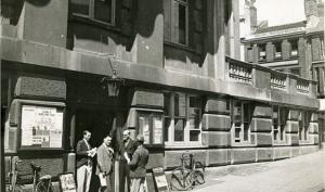 Vue de Londres, datée de 1934 : groupe d'hommes à l'entrée d'un bâtiment administratif. Photographie rapportée de Londres par Pierre Mac Orlan à l'occasion d'un de ses reportages.