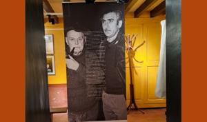 Vue de l'exposition "Les portraits de Varta" présentée dans la maison de Pierre Mac Orlan à Saint-Cyr-sur-Morin