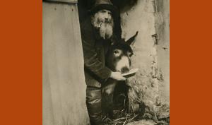 Photographie ancienne représentant Frédéric Gérard avec l'âne Boronali, sur le pas de la porte de l'étable.