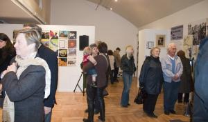 photographie en couleur d'un groupe adulte en visite au MDMS