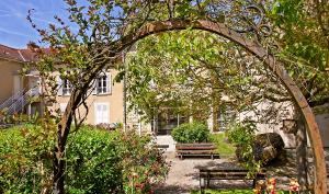 photographie couleur du jardin du Musée de la Seine-et-Marne au printemps