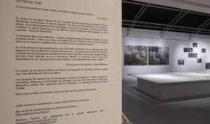 Exposition "Bertrand Flachot, la part du Trait" ; entrée de l'exposition. Au 1er plan le panneau de présentation de l'exposition.