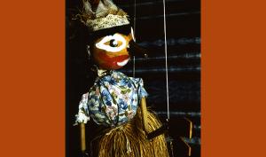 photographie couleur d'une marionnette togolaise représentant La Reine